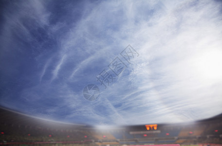 足球场和蓝天空的数字合成体运动体育场耀斑复合足球归档摄影天空蓝色背景图片