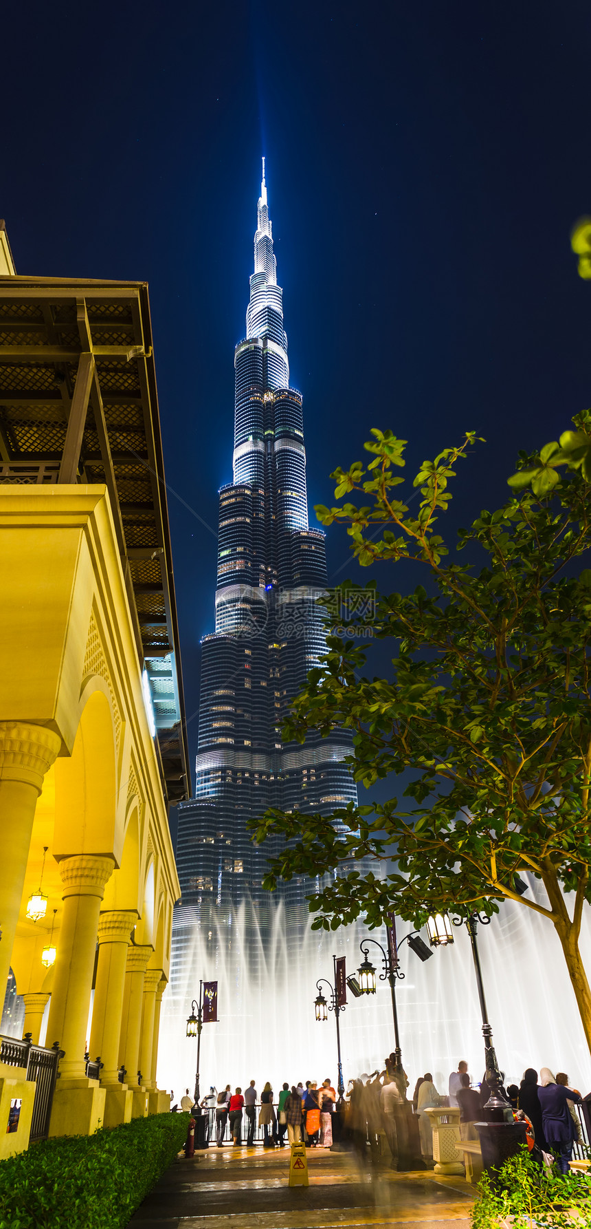 阿联酋迪拜高楼建筑和街道灯光办公室金融窗户奢华假期商业景观天空玻璃图片