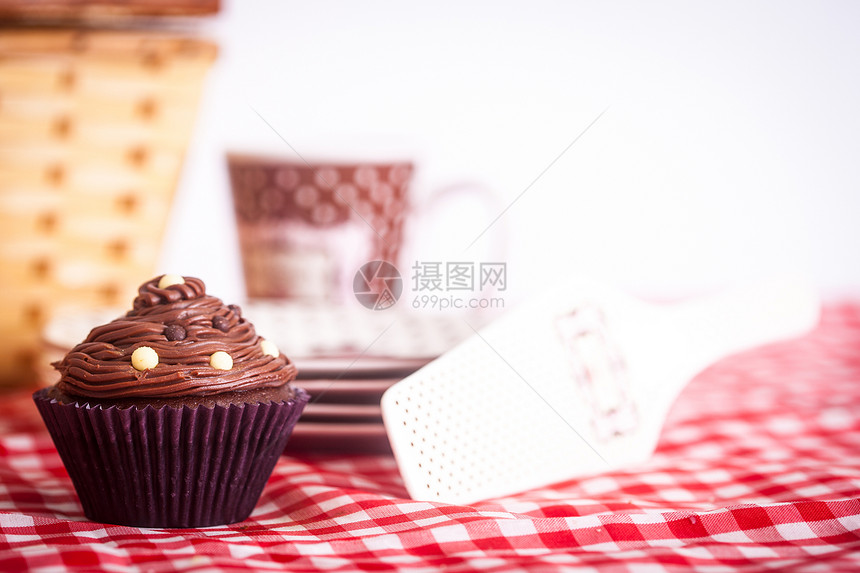 烧烤和杯蛋糕格子甜点食物巧克力红色盘子野餐图片