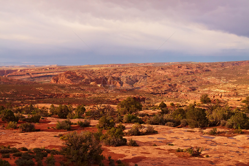 日落时的红沙漠山脉砂岩荒野旅行岩石国家干旱远足侵蚀公园图片