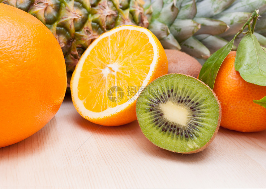 热带水果奇异果橘子饮食桌子营养菠萝白色食物橙子木头图片