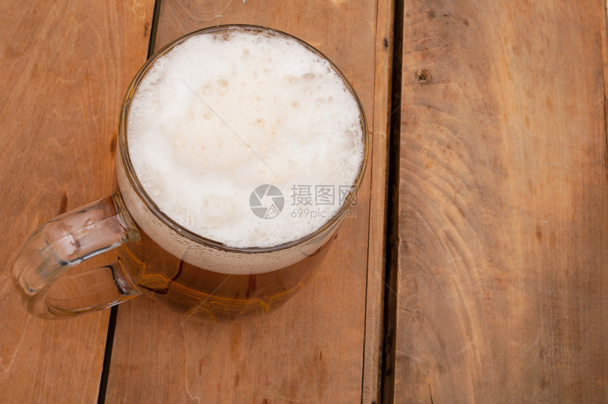 啤酒杯酒吧啤酒厂金子木头酒精桌子饮料玻璃餐厅黄色图片