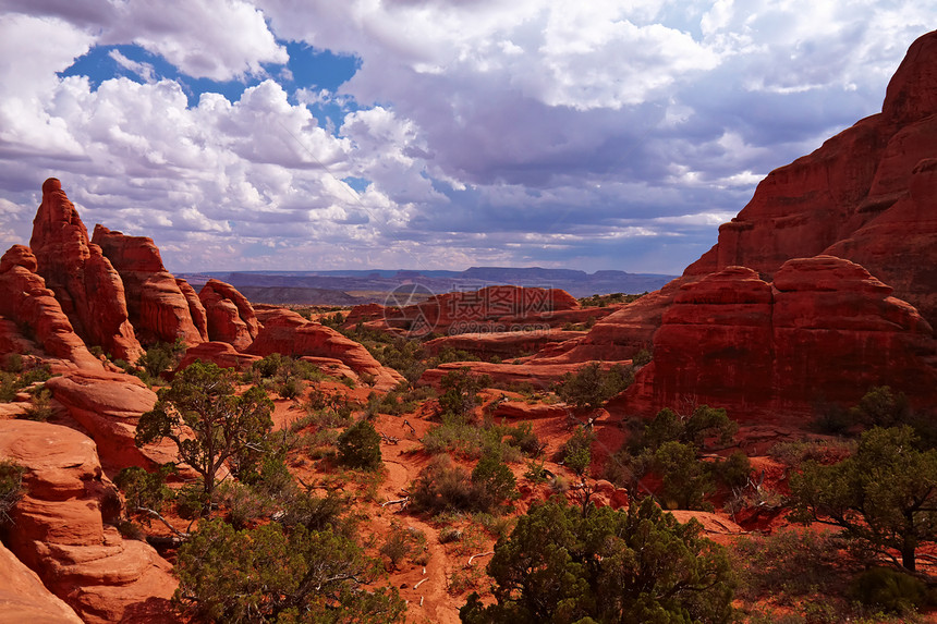 红沙漠荒野侵蚀旅行踪迹编队远足公园蓝色风景干旱图片