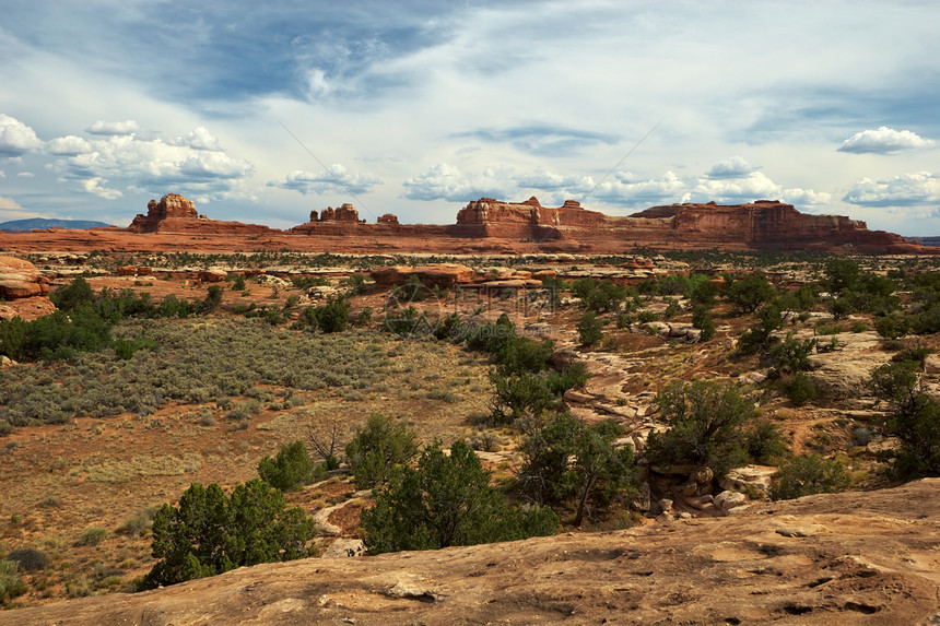 峡谷地旅行远足山脉背包蓝色沙漠公园编队岩石砂岩图片
