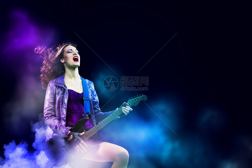 黑翅膀的摇滚激情女孩吉他摇杆白色女士裂缝低音金属游戏乐器音乐家图片
