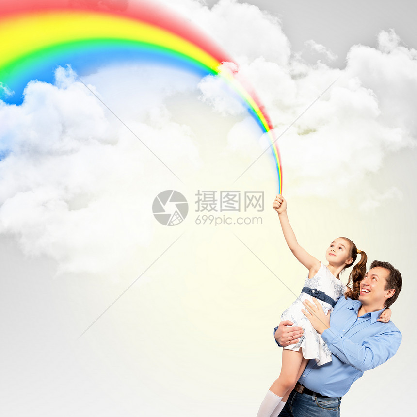 父亲抱着女儿和彩虹幸福童年婴儿感情爸爸裙子孩子拥抱男性家庭图片