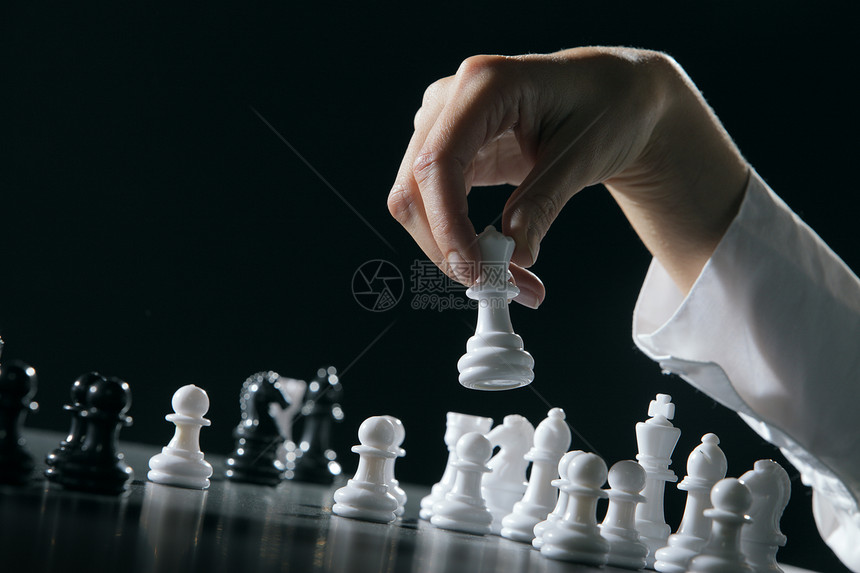 象棋战略竞赛背景男人对抗女王典当白色水平黑色图片