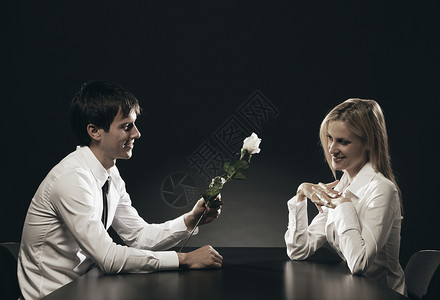 相爱情侣女士白玫瑰妻子订婚丈夫背景女子头发周年深色背景图片