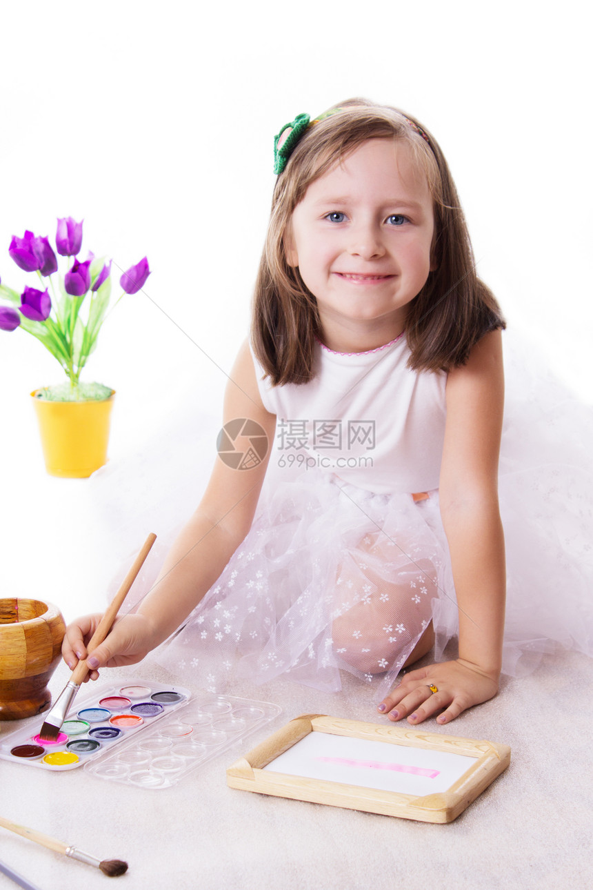 5岁女孩画油漆时快乐图片