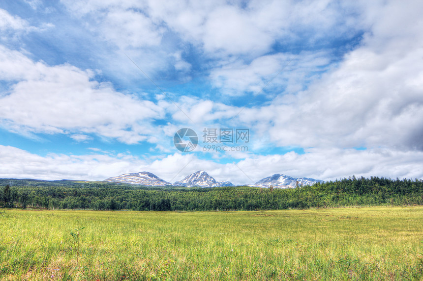 草地和山丘农场天气蓝天农村季节土地丘陵植物蓝色木头图片