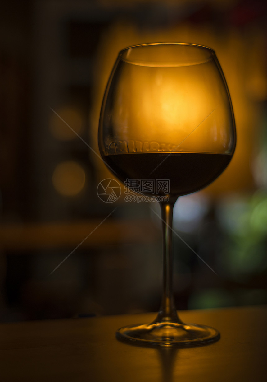 深黑室内温馨的葡萄酒杯图片