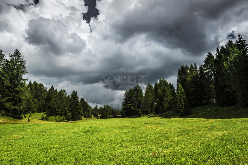 多洛米人Karerpass附近的暴云图片