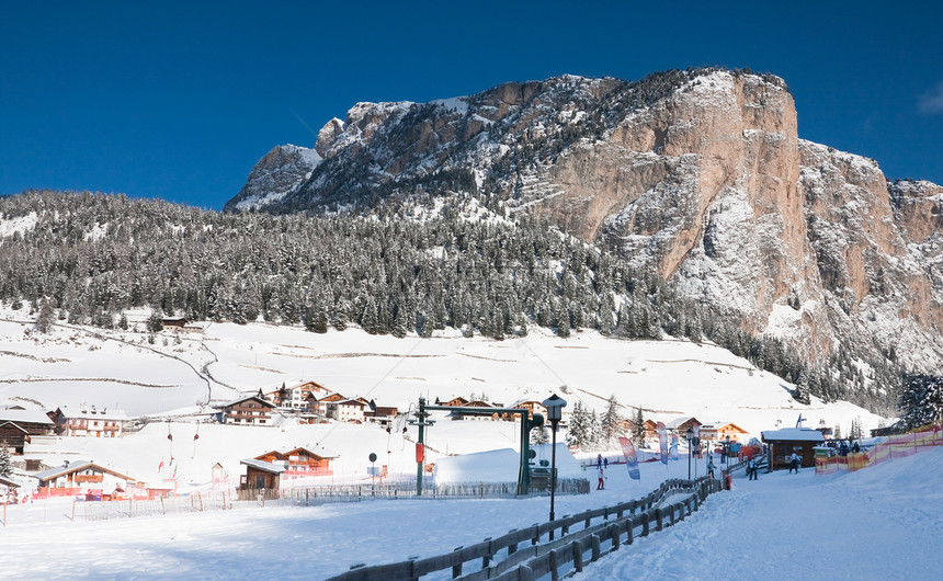 意大利萨尔瓦迪瓦尔花园滑雪度假胜地山峰娱乐滑雪者旅行风险晴天蓝色村庄山脉运动图片