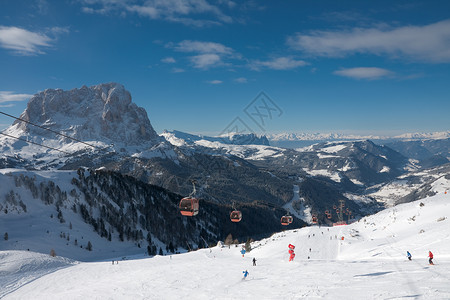 意大利萨尔瓦迪瓦尔花园滑雪度假胜地山脉滑雪者蓝色踪迹娱乐缆车假期运动天空山峰背景图片