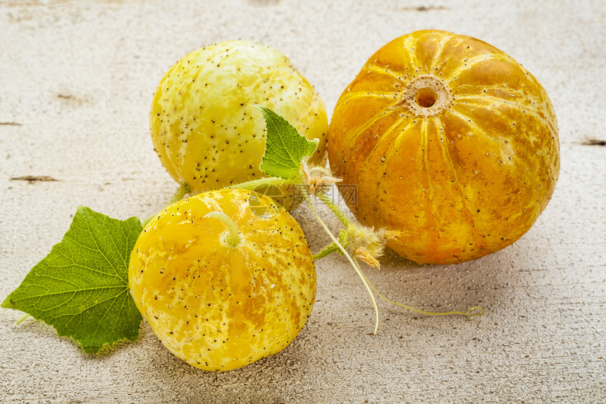 柠檬黄瓜黄色白色金子水果椭圆形圆形木头绿色球形叶子图片