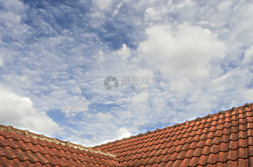 蓝色天空105号 有毛云蓝云的铺垫屋顶建筑学黏土材料红陶房子住宅橙子卵石建筑红色图片