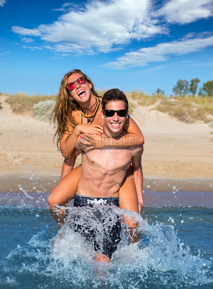 青少年情侣在夏季海滩享受搭便车假期海洋女士太阳镜幸福男生金发男性青年海滨图片