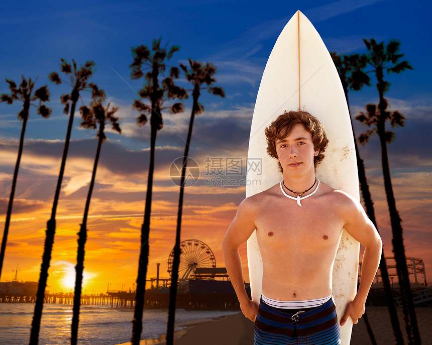 桑塔莫尼卡有冲浪板的Surfer男孩少年图片