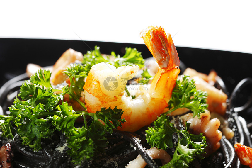 黑意面加海鲜餐厅叶子食物盘子午餐香菜沙拉面条宏观香料图片