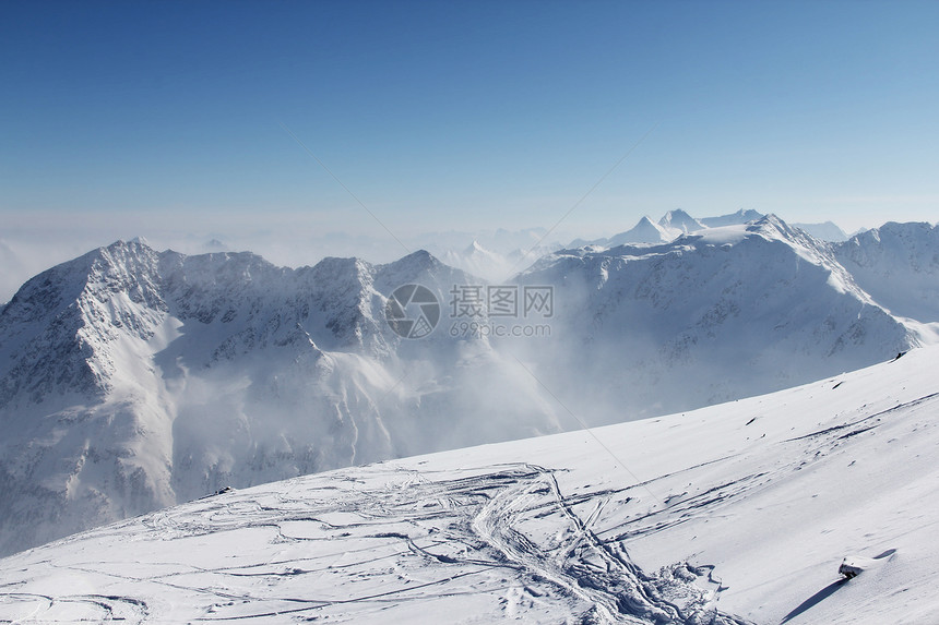 山雪上的滑雪痕迹晴天高山童话季节滑雪板顶峰活动旅行首脑假期图片