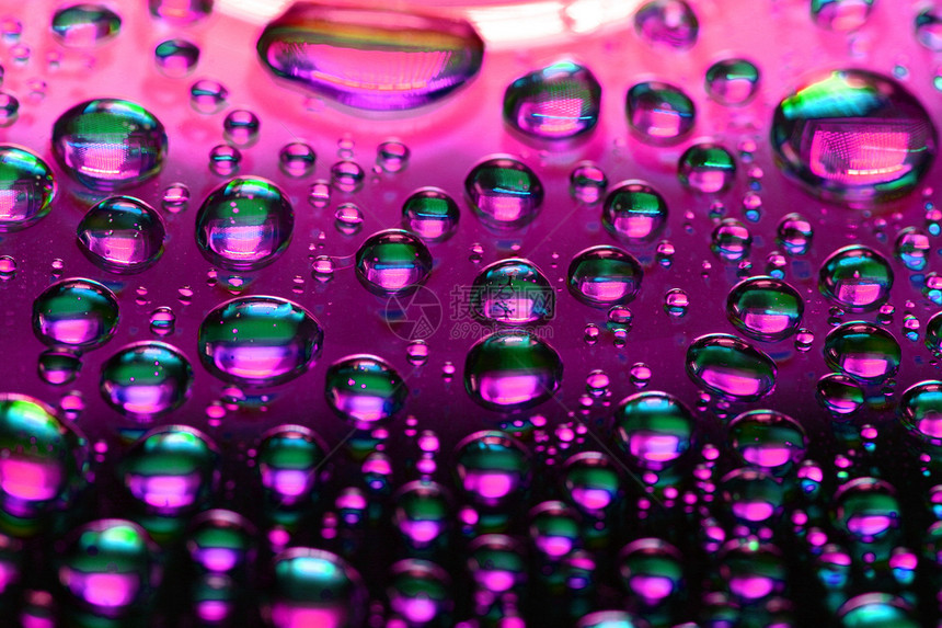 多彩水滴宏观雨滴气泡彩虹液体反射飞沫雨水紫色淋浴图片