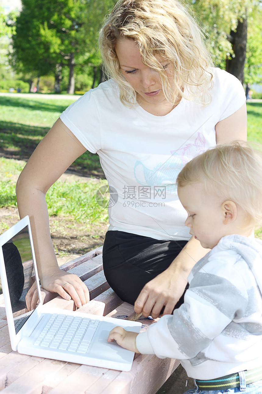 携带手提笔记本电脑的母亲和孩子钥匙男生阅读网络技术家庭学习嫩肉父母童年图片