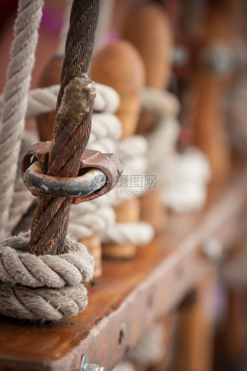 船舶上的绳索木头甲板游艇环形帆船航行缠绕海军电缆船运图片