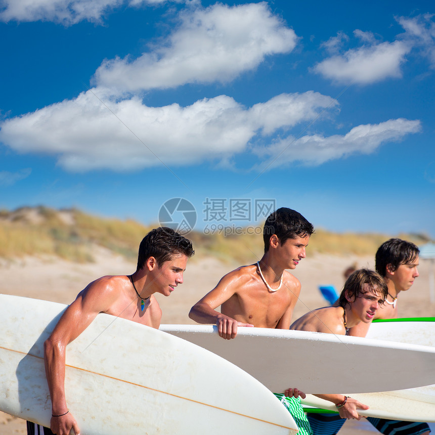 在海滩岸边聊天的少年男孩子男孩们木板青年波浪自由团体微笑太阳冲浪板男性图片