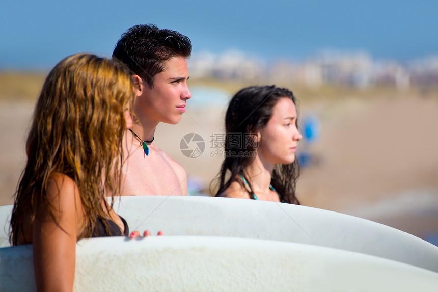 在海滩海岸快乐的青少年冲浪者团体派对自由享受幸福男性女性支撑旅行木板男生图片