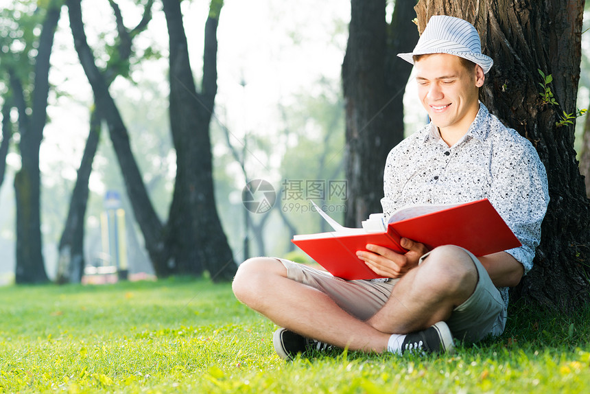 年轻人在读一本书男性学校学士幸福青年知识中学眼镜班级学生图片
