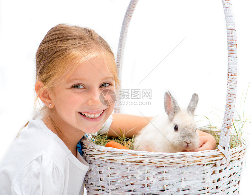 带着兔子的小女孩乐趣幸福动物婴儿孩子女孩微笑白色篮子快乐图片