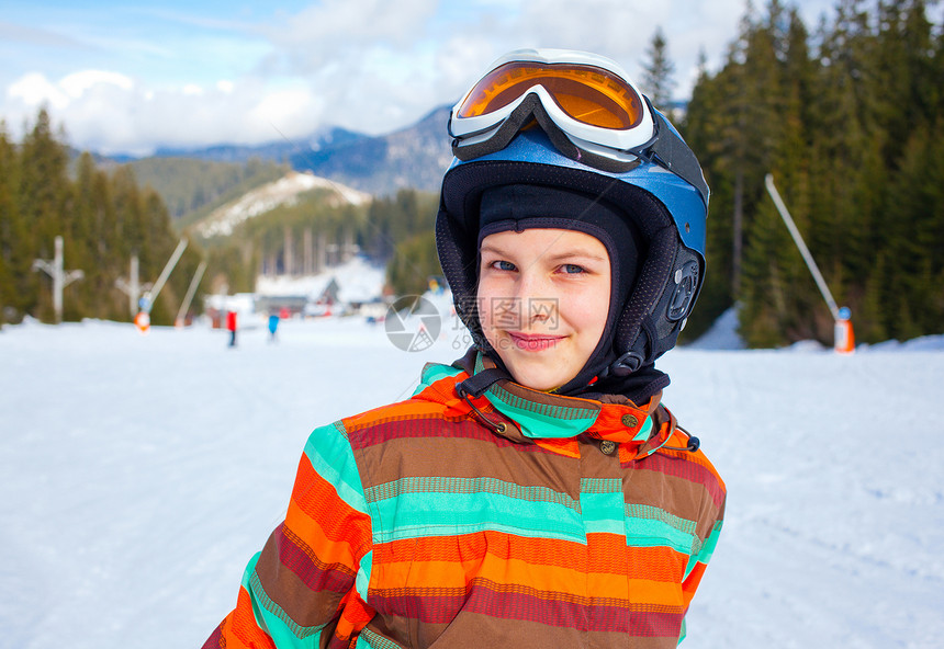 女孩在滑雪板上婴儿衣服背光晴天运动员越野孩子们娱乐运动头盔图片