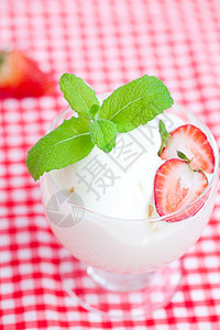 草莓格子冰淇淋 在玻璃碗里放薄荷和草莓杯子产品糖霜鞭打水果奶油食物酸奶薄荷小吃背景
