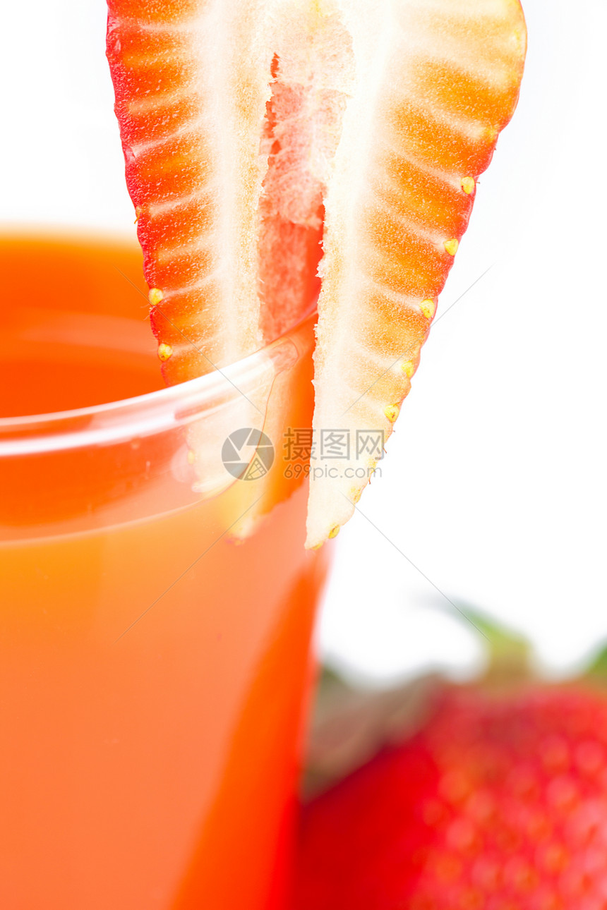 草莓和一杯草莓果汁 在白色上隔绝早餐茶点营养食物冷却器水果甜点饮料奶油状果汁图片
