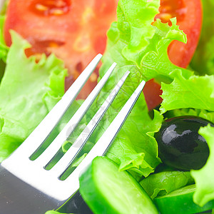 叉子 黑橄榄 小菜 番茄 黄瓜和胡椒叶子沙拉食物草药蔬菜小吃盘子午餐饮食背景图片