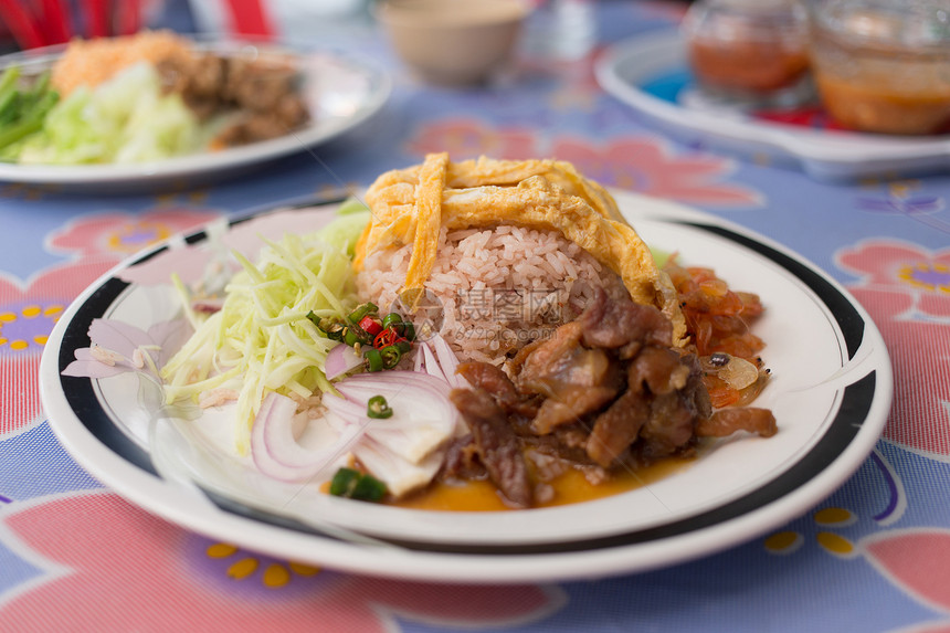 与虾糊混合的稻米香料美食猪肉油炸食物盘子图片