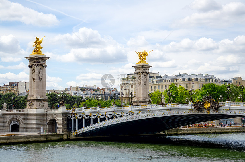 在巴黎的亚历山大三桥建筑金子街道城市白色艺术天空旅行雕像地标图片