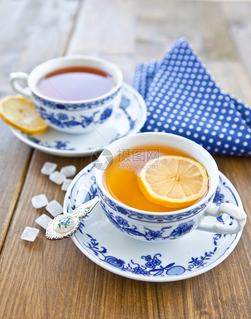 瓷器杯中各种茶叶红茶酿造饮料冰糖杯子蓝色餐巾白色怀旧勺子图片