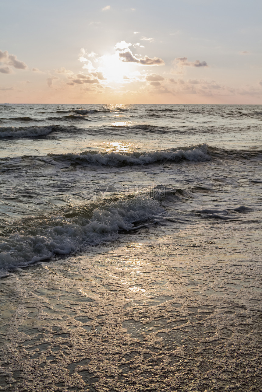 日落时在海上冲浪海滩太阳图片