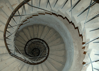 白色螺旋楼梯对称石灰石扶手楼梯间背景图片