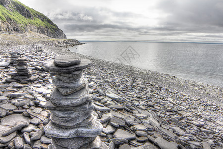 牛首胜境首湾背景的石头堆岩石海滩冥想艺术海岸峡湾天空海洋平衡雕塑背景