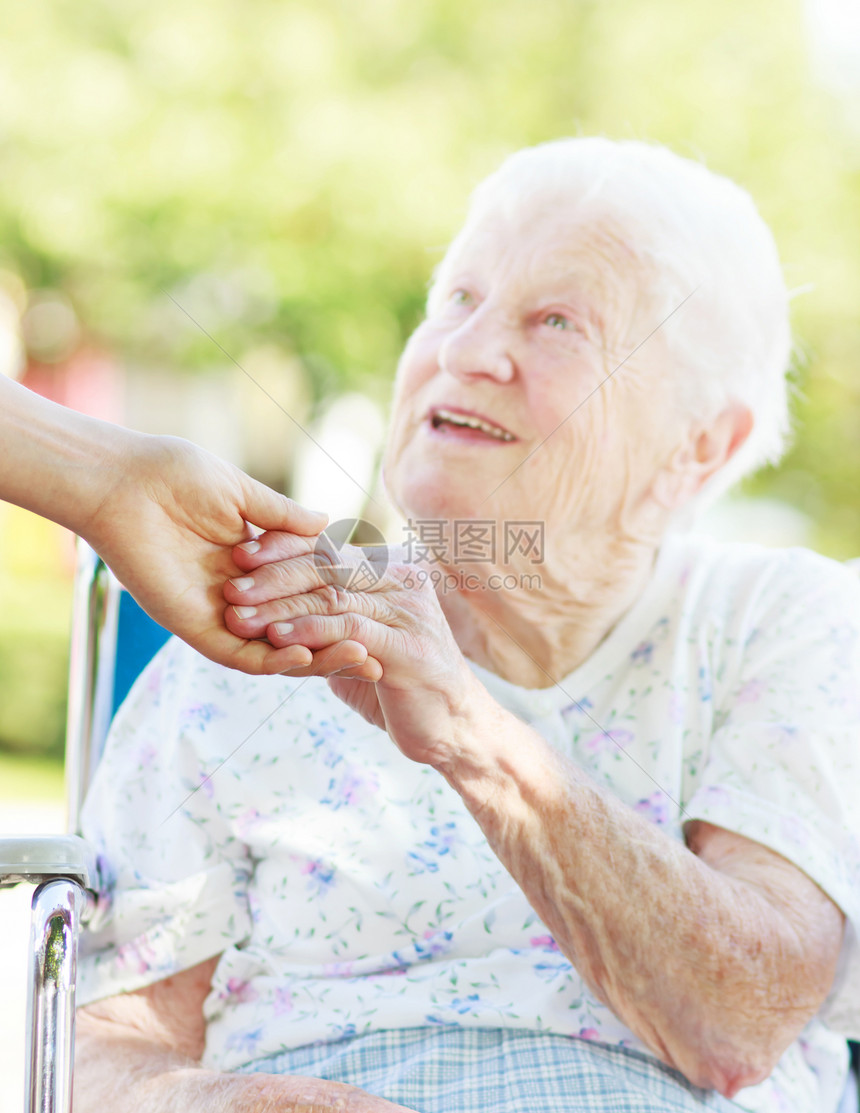 与看守人握手的高级妇女照顾者祖母友谊祖父母看门人家庭女性女士老年护理图片
