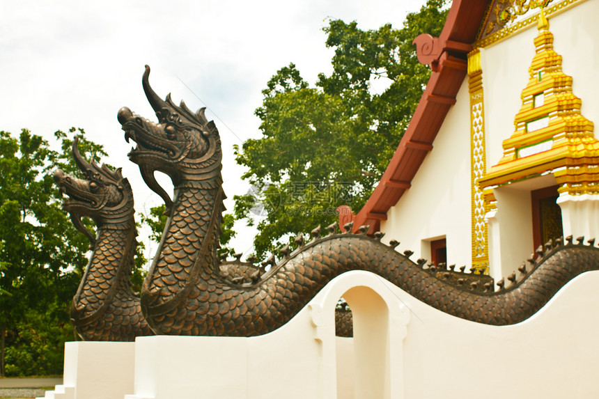 泰王国的一座美丽的寺庙寺院佛教徒建筑雕像装饰品微笑古董旅行天空绘画图片