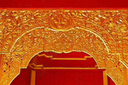 泰泰神殿门上的雕刻 在泰国圣殿新奇的小说中雕像木头信仰木材窗户天使雕塑上帝手工木雕背景图片