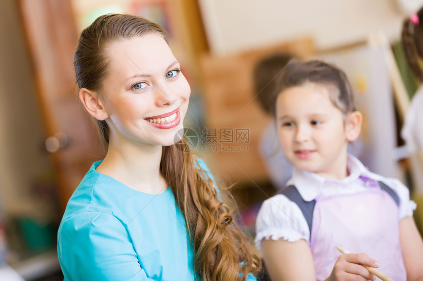 可爱的女孩和老师艺术创造力画家成人职业学习班级画笔女性工艺图片