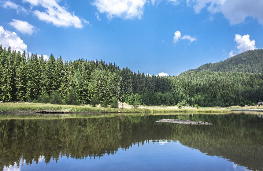 山区湖旅行绿色支撑森林蓝色反射季节国家天空场景图片