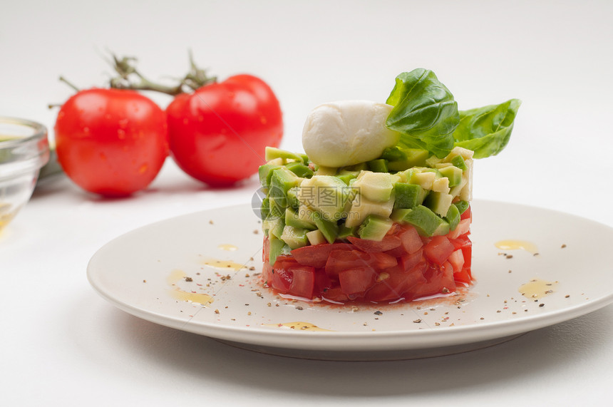 盘子上的沙拉白色绿色红色蔬菜工作室草本植物烹饪小吃饮食美食图片