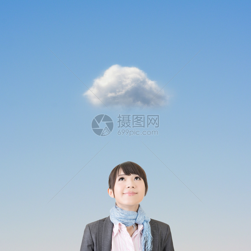 亚洲女商务人士仰望着云彩图片