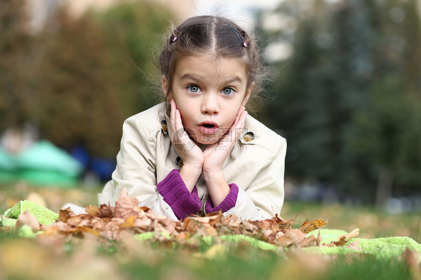 秋天公园的小女孩黑发女学生女孩笑声公园季节头发披风快乐微笑图片