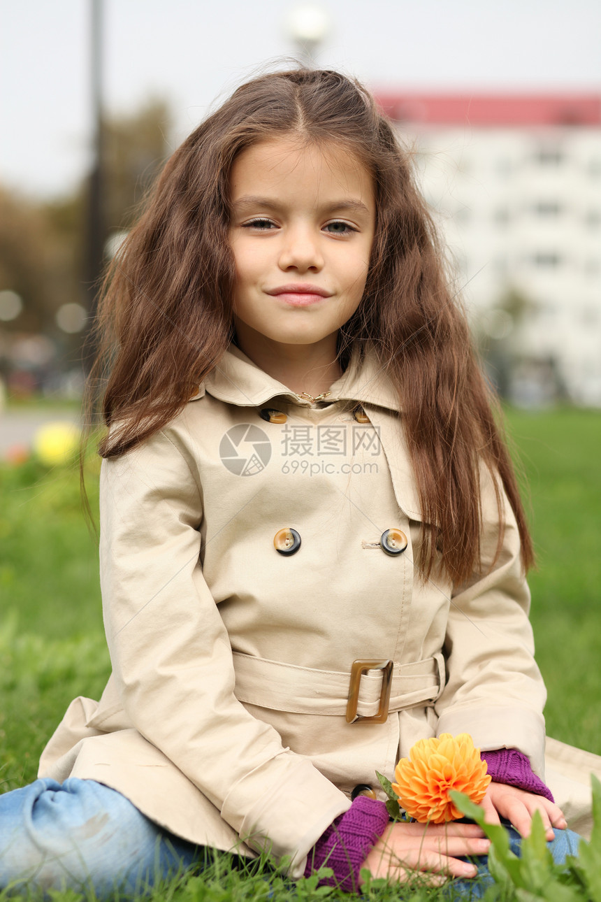 秋天公园的小女孩快乐女学生闲暇黑发微笑女孩植物女性笑声季节图片